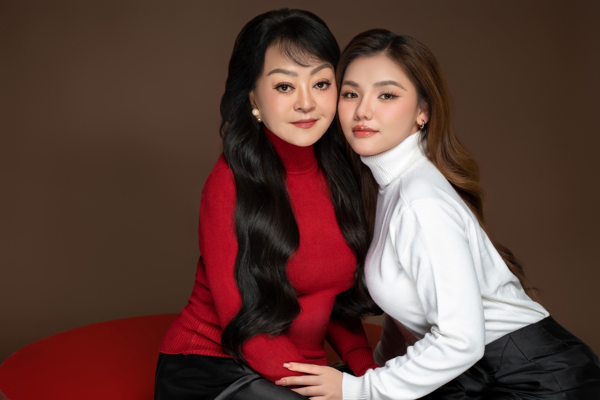 Ca sĩ Hương Lan cùng Myra Trần