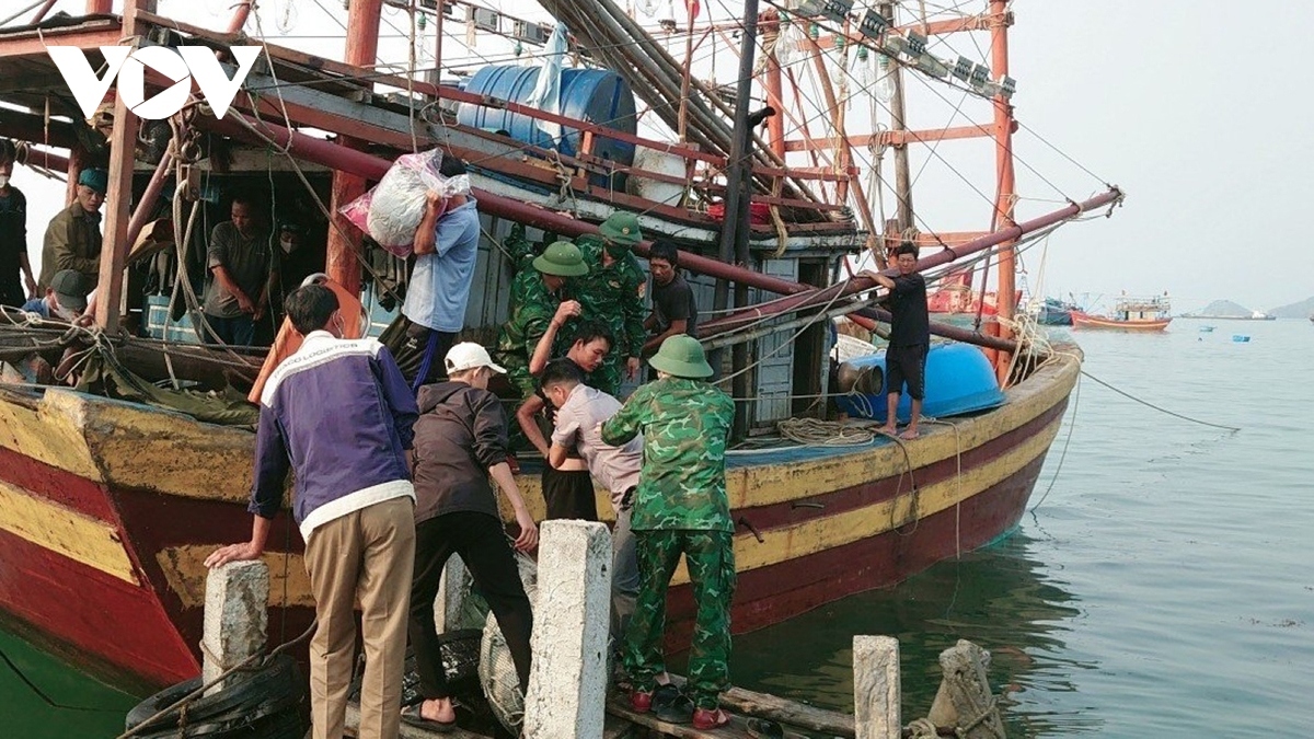 Lực lượng Bộ đội Biên phòng đưa các ngư dân lên bờ