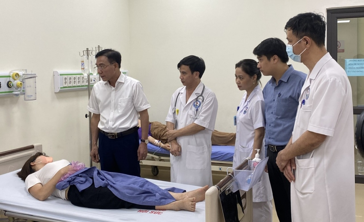 Công nhân có dấu hiệu ngộ độc thực phẩm đang được điều trị ở Bệnh viện Hữu nghị Lạc Việt, Vĩnh Yên