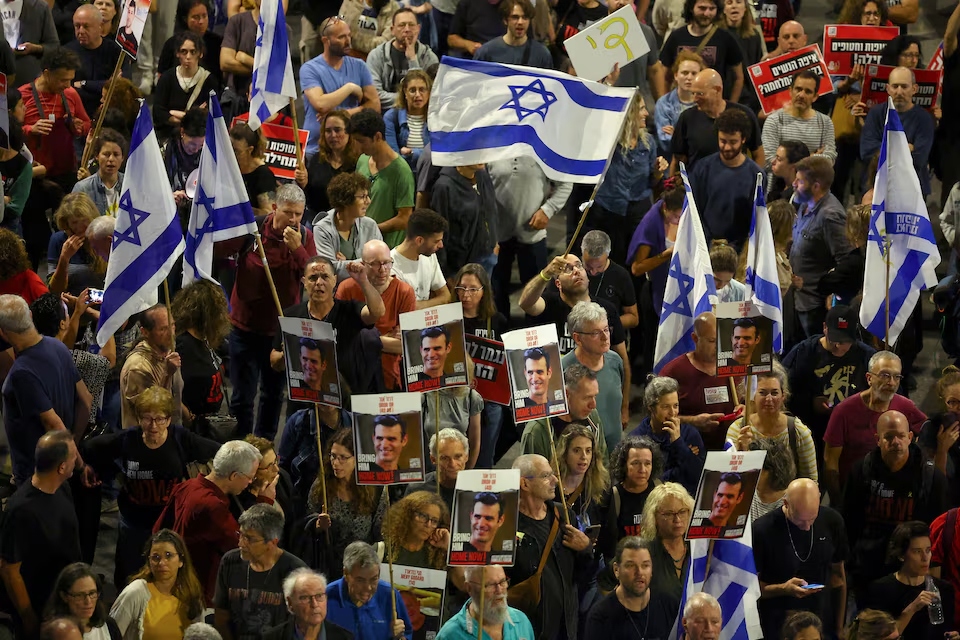 Người Israel biểu tình ở Tel Aviv ngày 20/4/2024 kêu gọi thả con tin bị bắt trong cuộc tấn công của Hamas hồi tháng 10/2023. Ảnh:Reuters