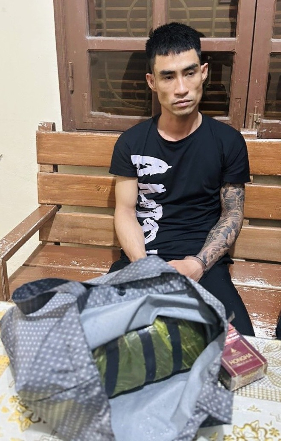 Nguyễn Lâm Trường cùng tang vật bị cơ quan chức năng bắt giữ.