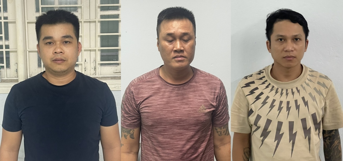 Nguyễn Tấn Công (ngoài cùng bên trái), Nguyễn Thanh Xuân (giữa) và Đặng Ngọc Hiếu lúc bị bắt giữ.