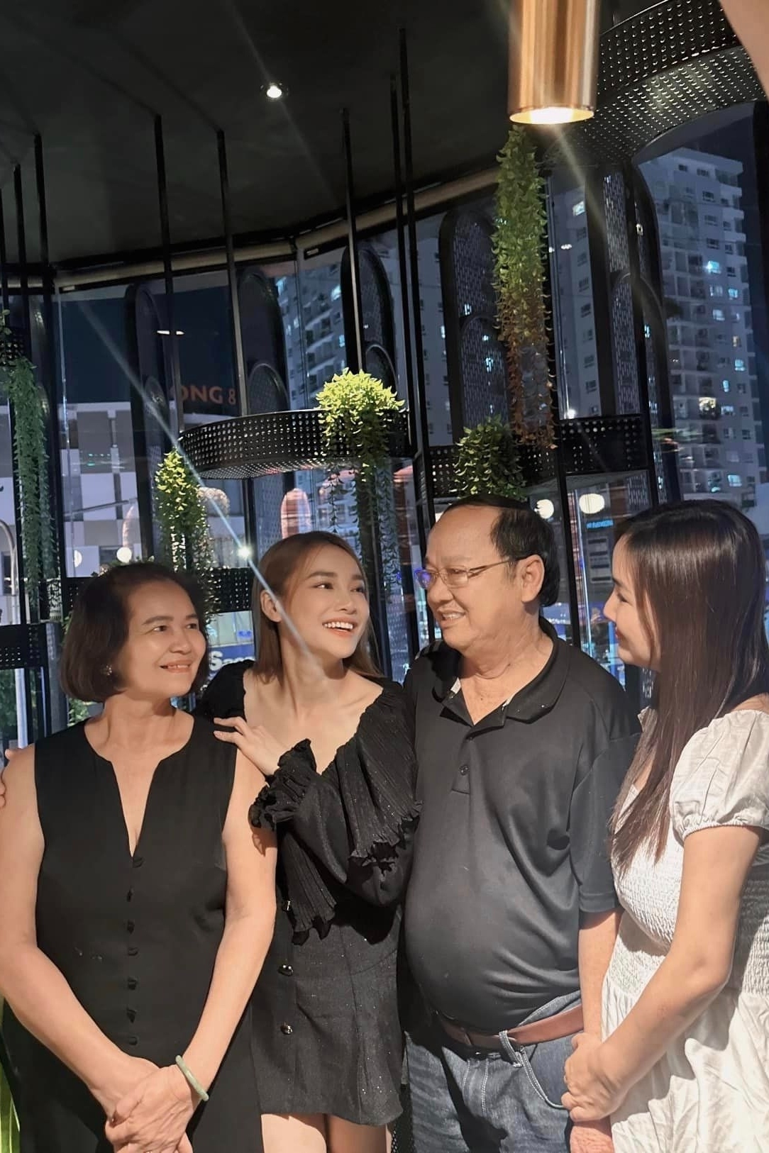 Nhã Phương tận hưởng tiệc sinh nhật ấm cúng bên bố mẹ cùng các chị em ruột.