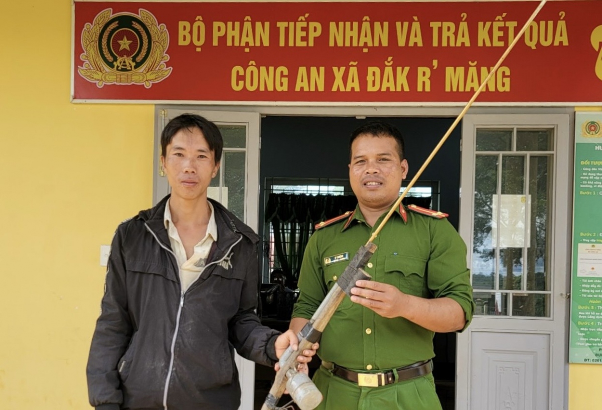 Nhận thu gom vũ khí khi công dân đến thực hiện các thủ tục hành chính