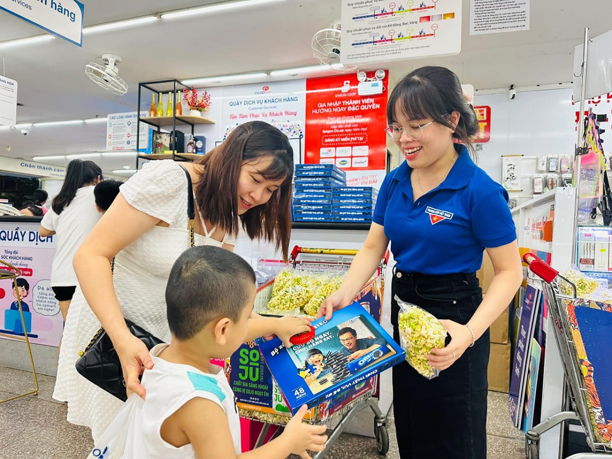Nhiều phần quà dành cho các bé khi đi mua sắm trong những ngày Hè