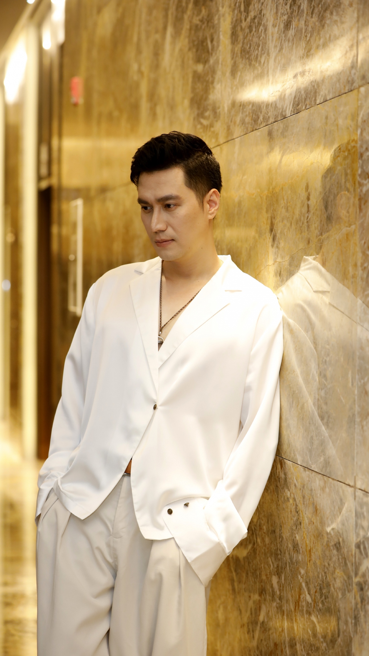 Việt Anh xuất hiện tại họp báo ra mắt phim 'Những nẻo đường gần xa' chiều 10/5 tại Hà Nội với tạo hình khác lạ, có phần 'nữ tính' khi mặc áo lụa trắng cổ khoét sâu chỉ cài một cúc. Hình ảnh này khác hẳn với Việt Anh trên màn ảnh trước đây thường có vẻ ngoài nam tính.