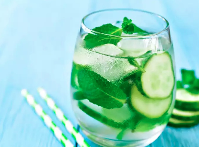 Tác dụng chống viêm: Dưa chuột chứa các hợp chất có đặc tính chống viêm, từ đó giúp giảm viêm trong cơ thể và giảm bớt các triệu chứng của tình trạng viêm như viêm khớp, hen suyễn và các bệnh tự miễn. Uống nước dưa chuột thường xuyên góp phần giảm viêm tổng thể và hỗ trợ sức khỏe và khả năng vận động của khớp.