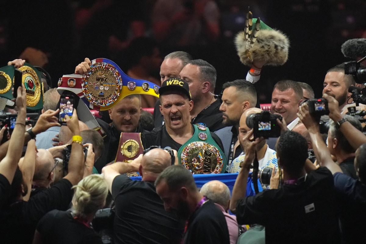 Oleksandr Usyk trở thành võ sĩ boxing hạng nặng đầu tiên nắm giữ cả 4 đai WBA, IBF, WBC và WBO. (Ảnh: Getty)