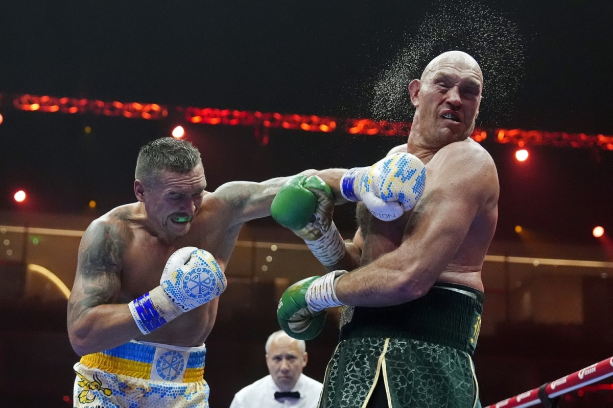 Oleksandr Usyk tung cú đấm khiến Tyson Fury choáng váng. (Ảnh: Getty)