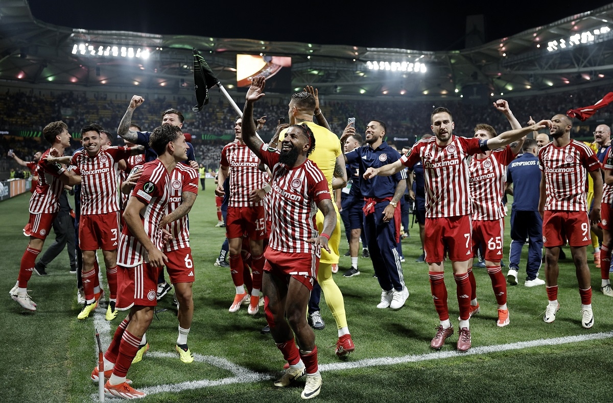 Olympiacos ăn mừng chức vô địch Cúp C3 châu Âu 2023/2024. (Ảnh: Reuters). 