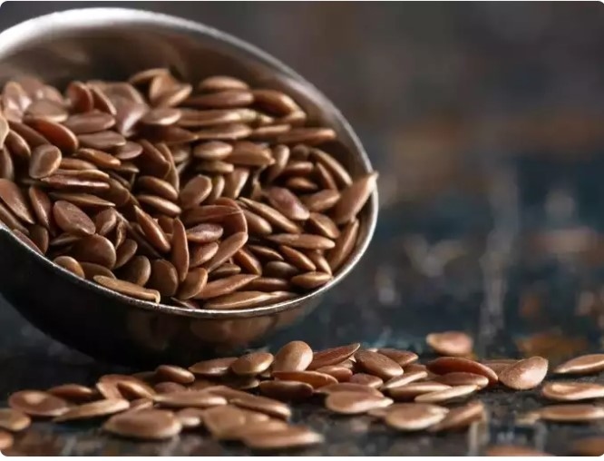Hạt lanh: Hạt lanh là nguồn thực phẩm giàu axit béo omega-3, đặc biệt là axit alpha-linolenic (ALA). Chỉ một thìa hạt lanh xay đã cung cấp khoảng 1,3 gam ALA, gần bằng lượng khuyến nghị hàng ngày cho người lớn.