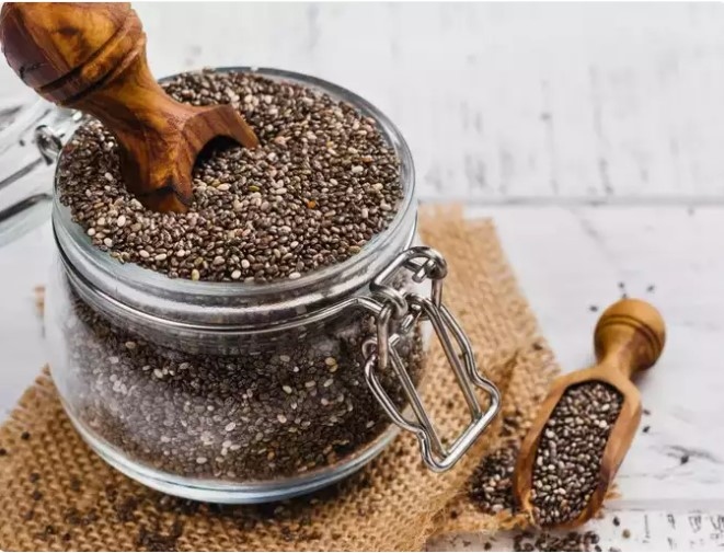 Hạt Chia: Hạt Chia chứa hàm lượng axit béo omega-3 cao. Những hạt nhỏ này chứa axit alpha-linolenic (ALA), một loại omega-3 có nguồn gốc thực vật giúp hỗ trợ sức khỏe tim mạch và điều hòa chứng viêm. Việc kết hợp hạt chia vào chế độ ăn uống giúp dễ dàng tăng lượng omega-3 hấp thụ nhằm nâng cao sức khỏe và tinh thần tổng thể. Để bổ sung hạt chia vào chế độ ăn uống hàng ngày, bạn hãy thêm chúng vào sinh tố, sữa chua, bột yến mạch hoặc salad. Bạn thậm chí có thể làm Pudding hạt Chia bằng cách ngâm chúng trong nước hoặc sữa và thêm các loại trái cây và hạt yêu thích lên trên. Chúng cũng có thể được thêm vào các món nướng như bánh nướng xốp hoặc bánh kếp.