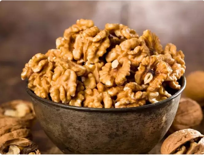 Quả óc chó: Quả óc chó là một món ăn ngon giúp tăng lượng omega-3 của bạn. Chúng chứa axit alpha-linolenic (ALA) và cũng rất giàu chất chống oxy hóa và các chất dinh dưỡng khác. Ăn nhẹ một nắm quả óc chó hay thêm chúng vào món salad hoặc dùng chúng làm lớp phủ cho bột yến mạch hoặc sữa chua để tăng độ giòn và bổ dưỡng.