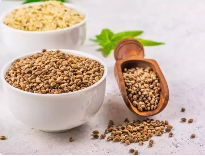 Hạt gai dầu: Hạt gai dầu có nguồn dinh dưỡng dồi dào, chứa sự cân bằng tốt giữa axit béo omega-3 và omega-6. Chúng cũng giàu protein, chất xơ, vitamin và khoáng chất thiết yếu. Rắc hạt gai dầu vào món salad, súp, món xào hoặc trộn chúng vào sinh tố để có hương vị hấp dẫn và bổ sung dinh dưỡng.
