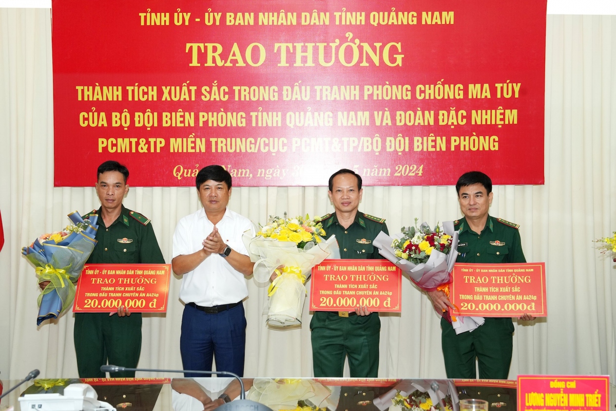 Ông Lương Nguyễn Minh Triết, Bí thư Tỉnh ủy Quảng Nam khen thưởng 3 tập thể có thành tích xuất sắc trong đấu tranh phá án