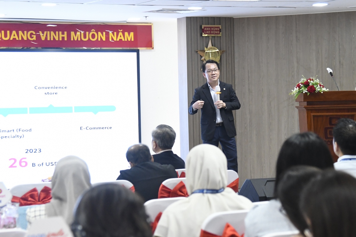 Ông Nguyễn Anh Đức - Tổng Giám đốc Saigon Co.op trình bày về thị trường bán lẻ Việt Nam