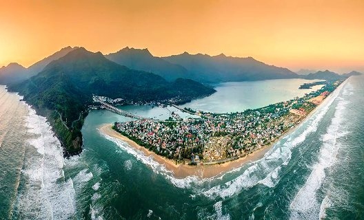 Lang Co, one of the most beautiful bays on the planet, is about more than 60km from Hue city center and about 25km from Da Nang city. Located right at the foot of Hai Van Pass, the bay is considered a ‘fairyland’, a place with an extremely beautiful charming natural picture. A bird’s eye view of Lang Co Bay (Photo: Thanh Toan)