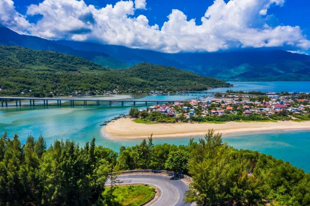 In 2009, Lang Co Bay was selected as one of the most beautiful bays in the world by Worldbays. It seems to be the place where all the most perfect things converge, from majestic mountains, long white sand beaches, to the vast blue sea and shimmering, warm golden sunshine. (Photo: dulichkhamphahue)