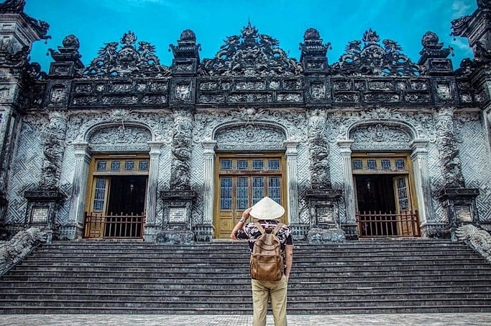 Located on Chau Chu mountain, in Thuy Bang commune, Huong Thuy town, King Khai Dinh’s tomb built from rare materials possesses many beautiful and admirable works of art. (Photo: Alongwalker)