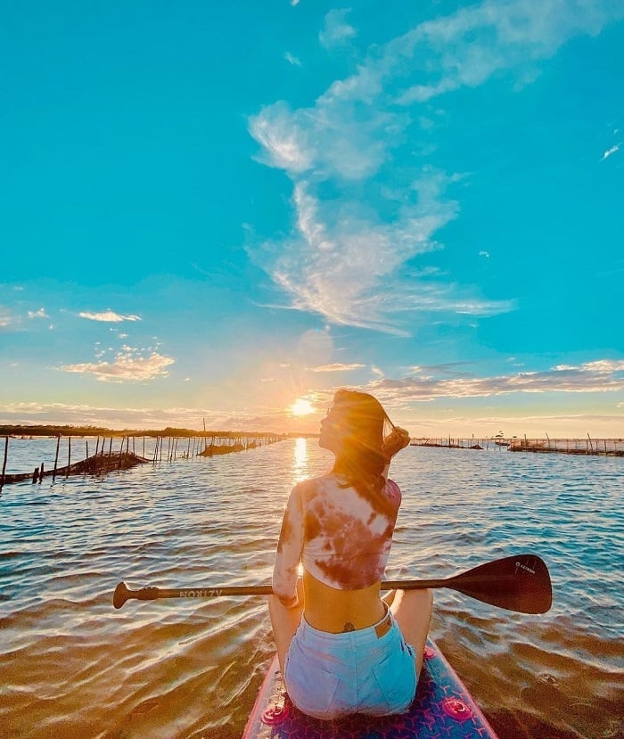 Tam Giang Lagoon is a famous tourist destination in Lang Co Bay, where the scenery is beautiful and extremely attractive. This is one of the largest lagoons in Southeast Asia, with a length of 24km, starting from the O Lau River and flowing into Thuan An Sea. (Photo: Pinterest)