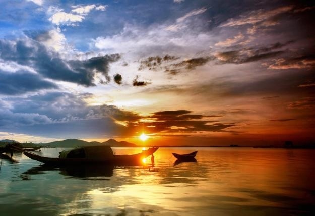 Canh Duong is a beach of Lang Co Bay located right below Laguna, next to Chan May port in Loc Vinh commune. Coming here, tourists are fascinated by an arc-shaped smooth white sand beach embracing and caressing the vast sea. Beautiful sunrise at Canh Duong beach of Lang Co Bay (Photo: baomoi)