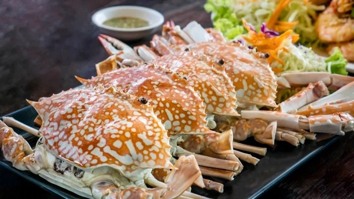 Coming to Lang Co Bay, visitors have the chance to sample local delicacies such as steamed crab with lemongrass, grilled oysters with cheese, and crab hotpot, among others. In the photo is the steamed crabs with lemongrass. (Photo: Znews)