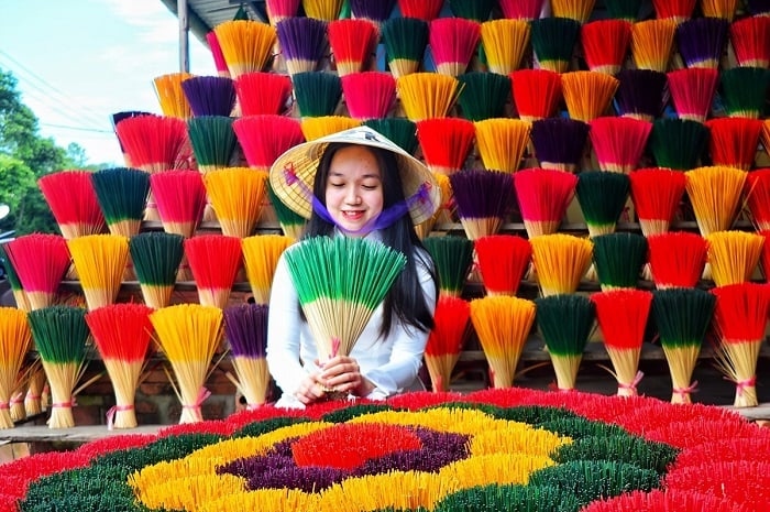 In addition to exploring famous tourist attractions, learning about the culture of craft villages in Lang Co is also an attractive experience. An incense making village in Lang Co. (Photo: VNE)