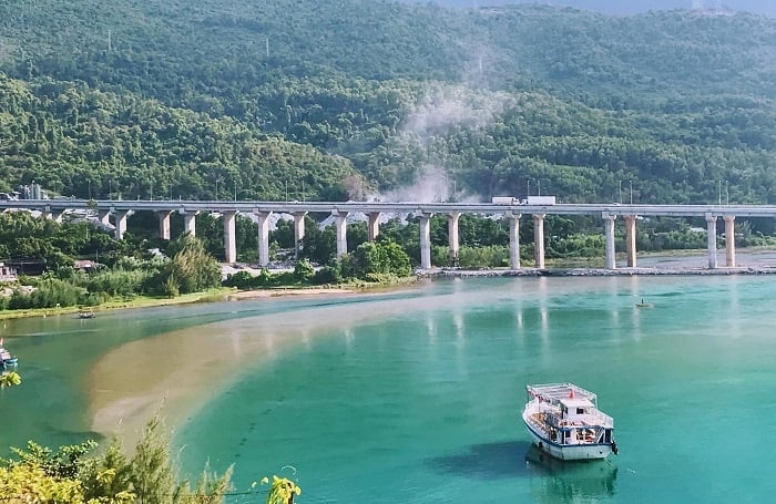From April to July every year is the most ideal time to travel to Lang Co, as at this time the sea water is clear, the waves are calm and the weather is cool and pleasant. (Photo: NEM)