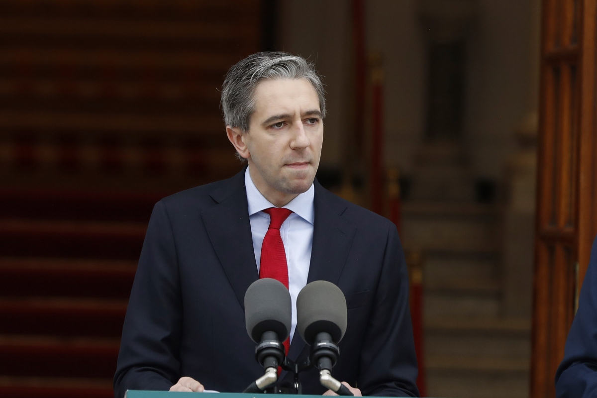 Thủ tướng Ireland Simon Harris phát biểu với truyền thông về việc nước này công nhận nhà nước Palestine. Ảnh; AP