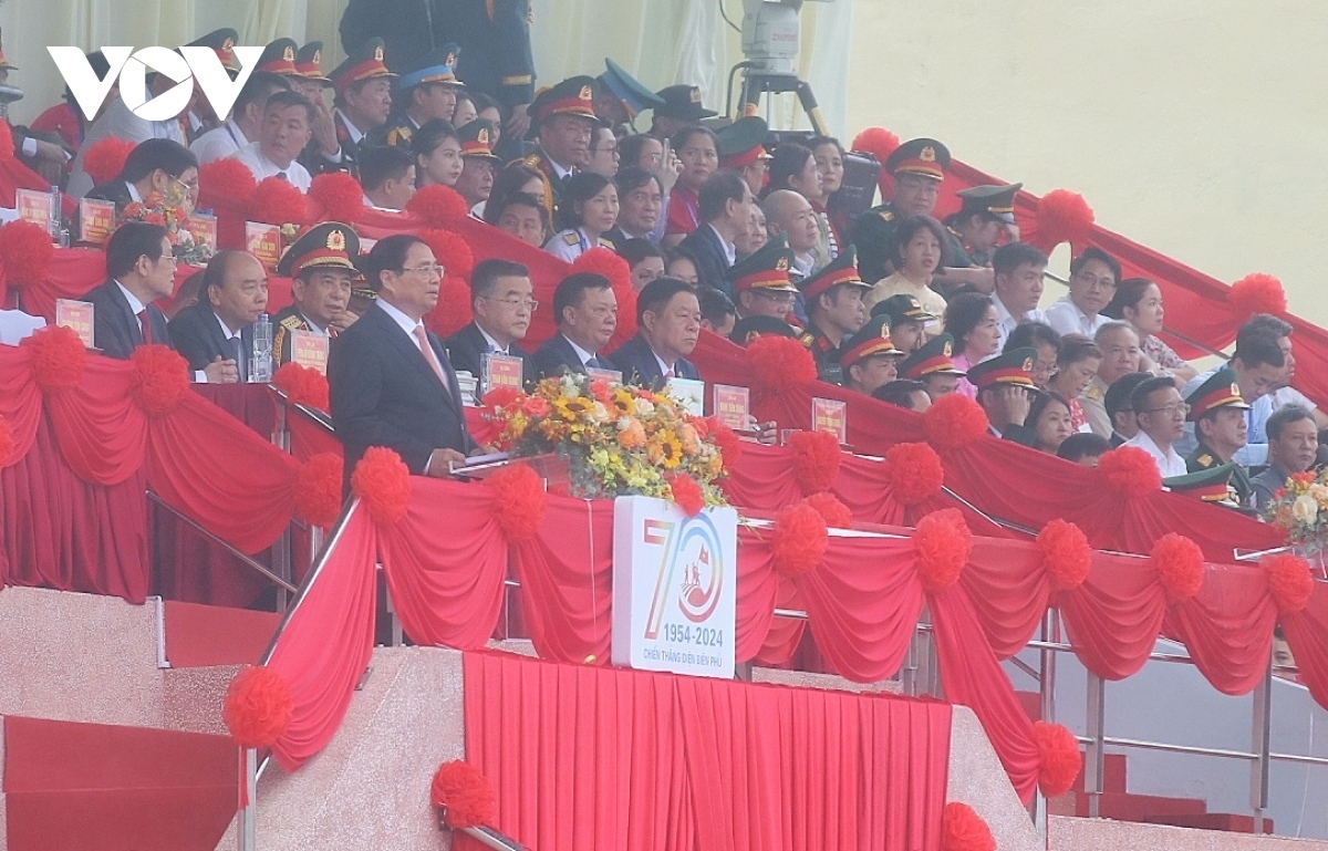 Prime Minister Pham Minh Chinh (first from left) speaks at the event.