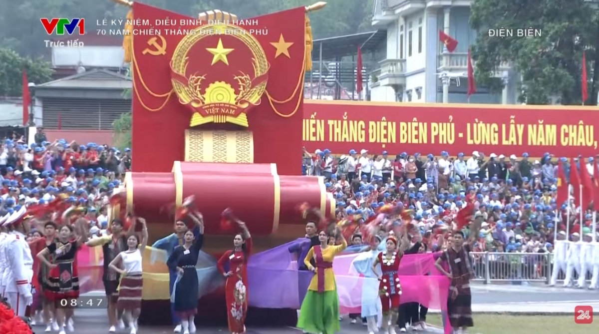  A vehicle carrying the Vietnamese national emblem