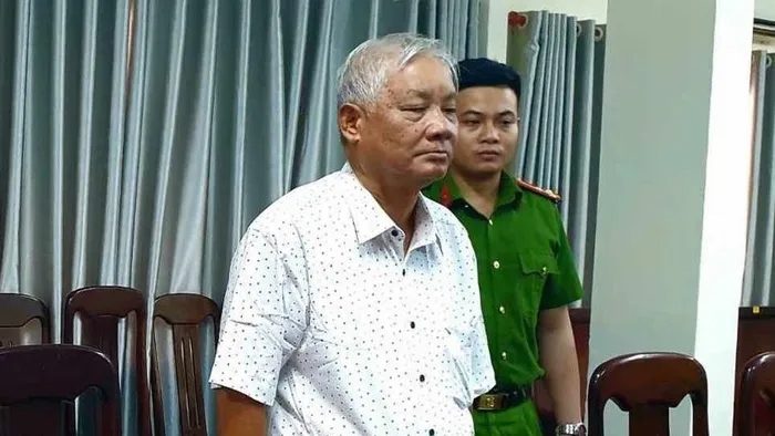 Ông Phạm Đình Cự (áo trắng).
