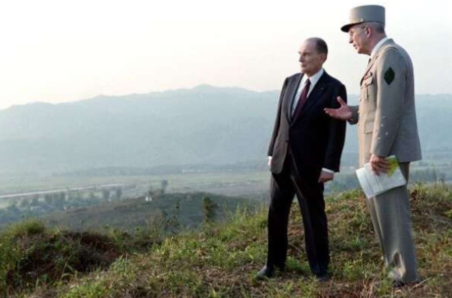 Tổng thống Pháp Francois Mitterand trong chuyến thăm Điện Biên Phủ năm 1993 (Ảnh: AFP)