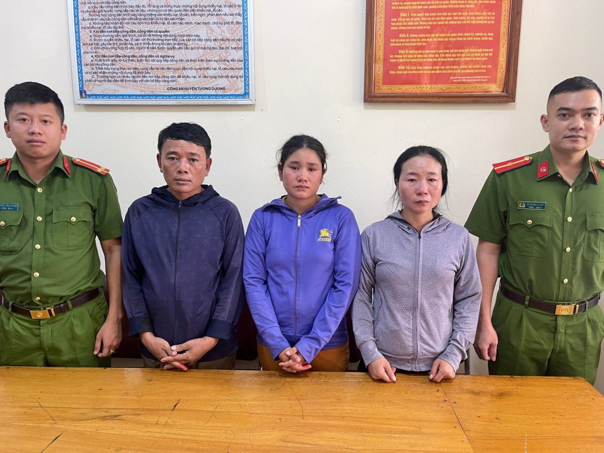 Cơ quan CSĐT Công an huyện Tương Dương ra quyết định khởi tố vụ án, khởi tố bị can đối với 03 đối tượng: Xeo Thị Thành, Lương Thị Biên và Xeo Văn Hiên về tội "Mua bán người dưới 16 tuổi".