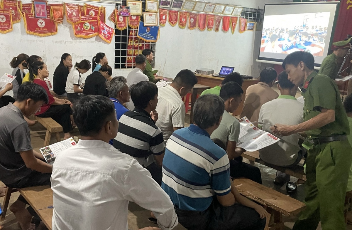 Phát tờ rơi tuyên truyền nâng cao nhận thức của người dân về các quy định của pháp luật trong quản lý vũ khí vật liệu nổ.