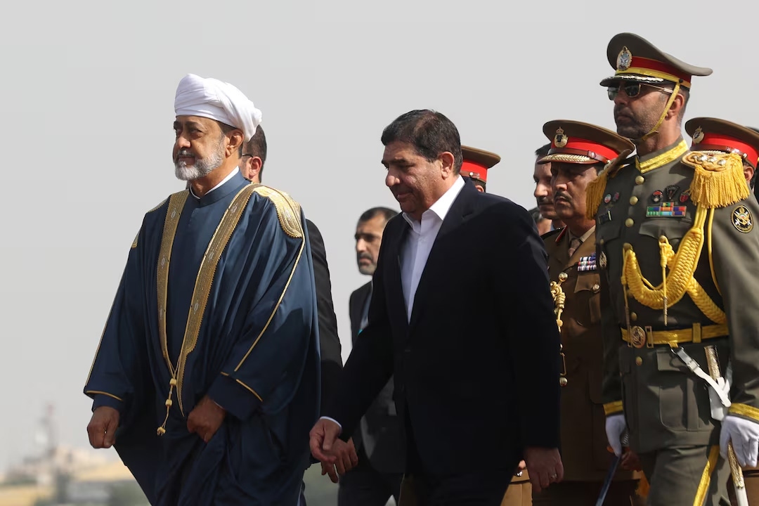 Phó Tổng thống Iran Mohammad Mokhber (áo đen) đón Quốc vương Oman Haitham bin Tariq tại sân bay Mehrabad ở Tehran, ngày 28/5/2023. Ảnh: Reuters