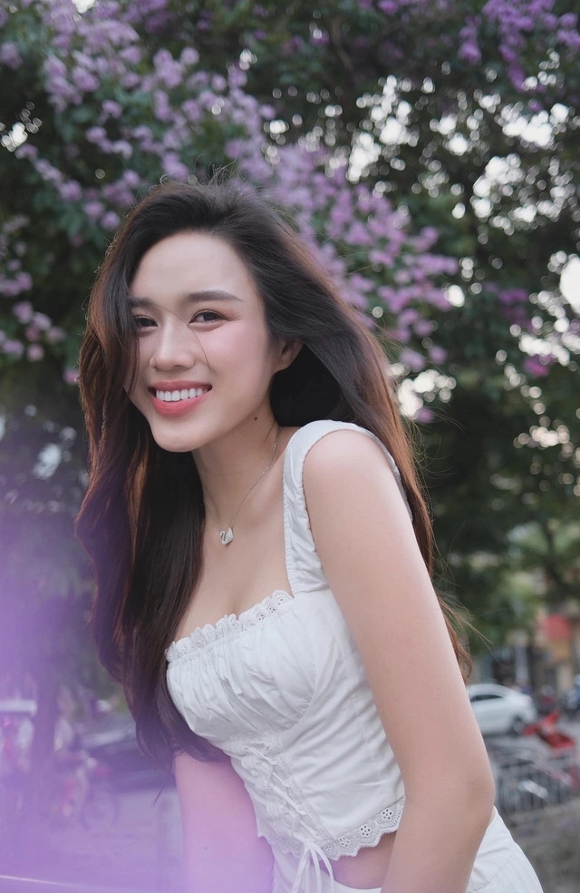 Hoa hậu Đỗ Hà đã đăng tải loạt ảnh khoe nhan sắc xinh đẹp dưới dàn cây bằng lăng tím. Trong phần chú thích của bài đăng, Đỗ Hà viết: "Em muốn mình đẹp như hoa bằng lăng, đẹp đến nỗi anh không thể rời mắt".