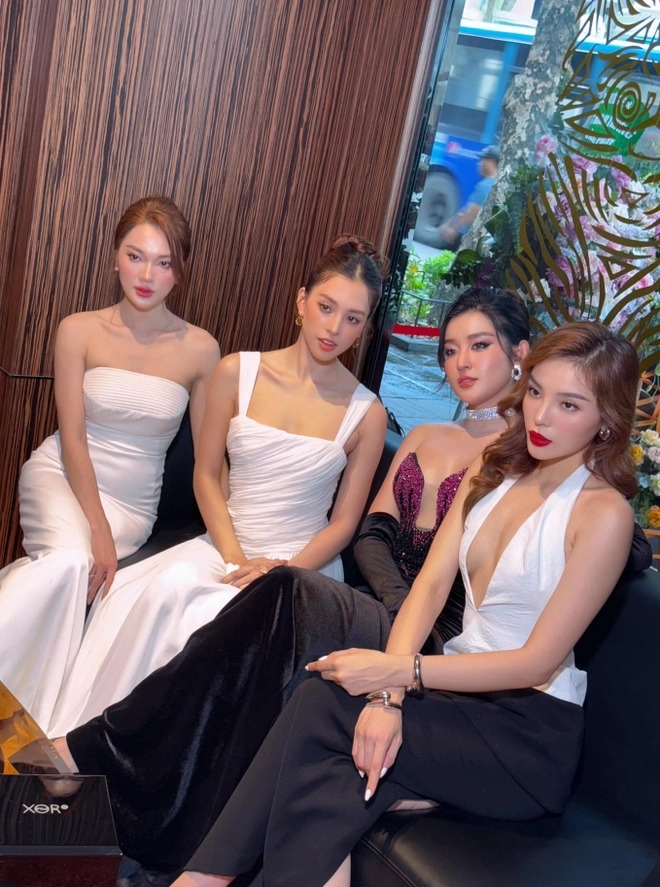Hoa hậu Kỳ Duyên và Á hậu Huyền My bất ngờ hội ngộ tại một sự kiện. Sự xuất hiện đồng thời của 2 nàng hậu khiến dân mạng không khỏi chú ý bởi lẽ trước đó, cả hai từng có thời gian "không nhìn mặt". Tại sự kiện, Kỳ Duyên và Huyền My gây sốt với phong cách thời trang quyến rũ.