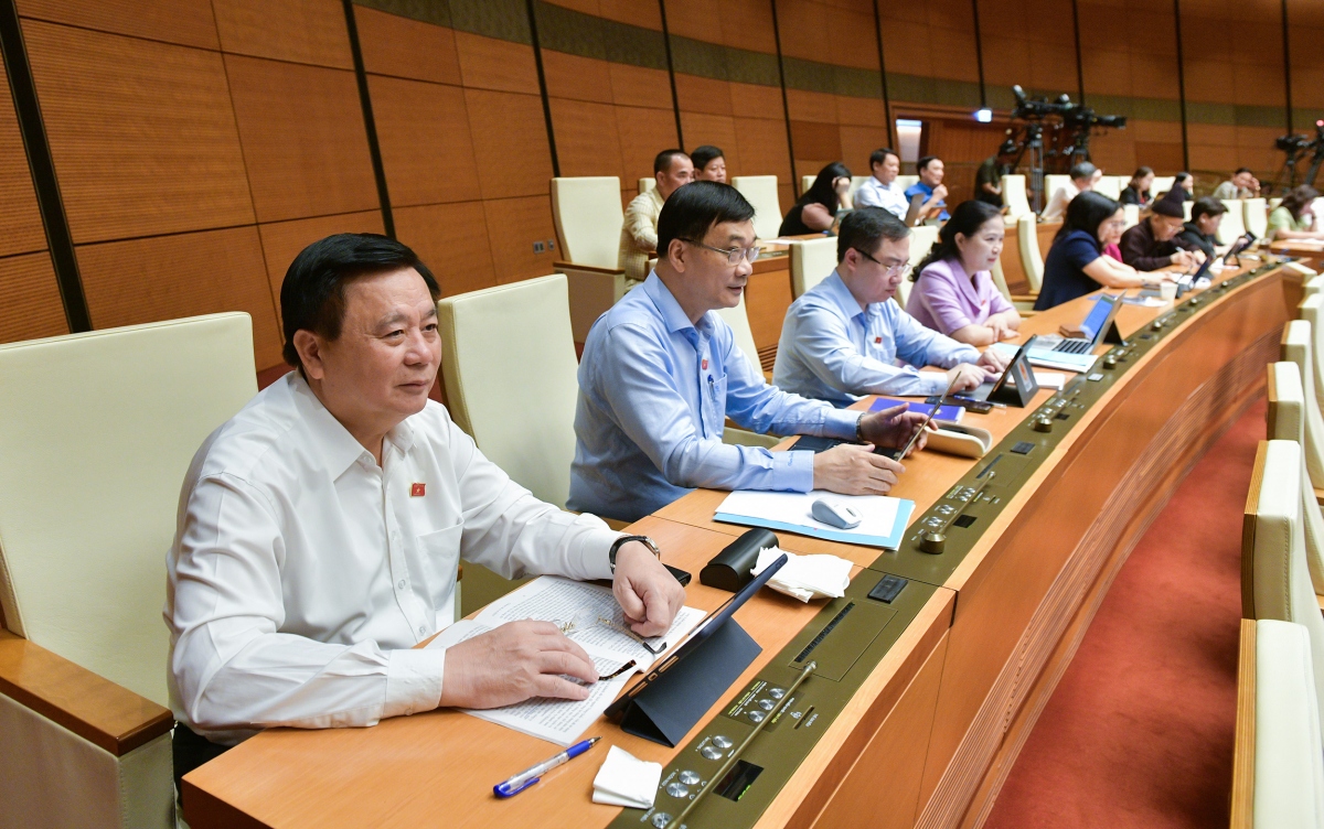 Các đại biểu tham gia thảo luận tại hội trường về dự án Luật Tổ chức TAND (sửa đổi).