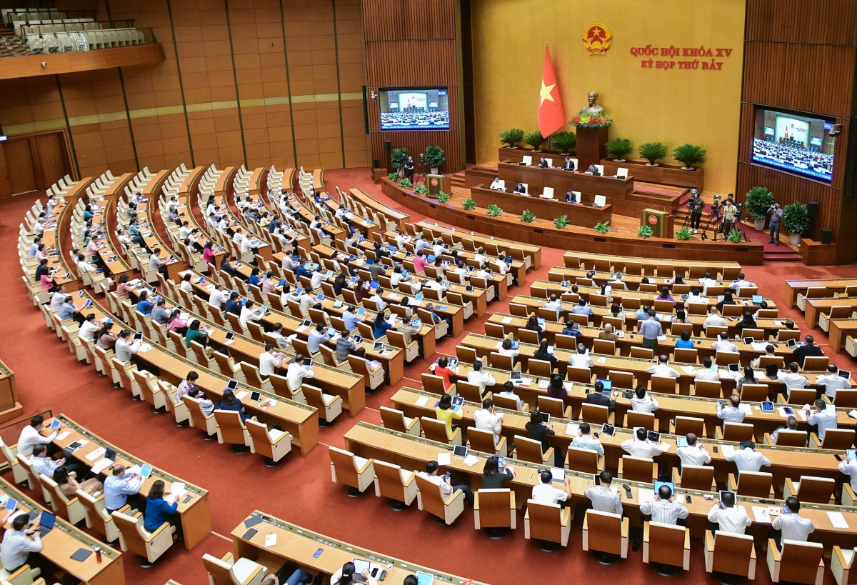 Quốc hội thảo luận ở hội trường.