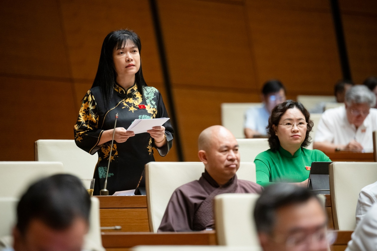 Đại biểu Tạ Thị Yên (Đoàn Điện Biên) nêu ý kiến.