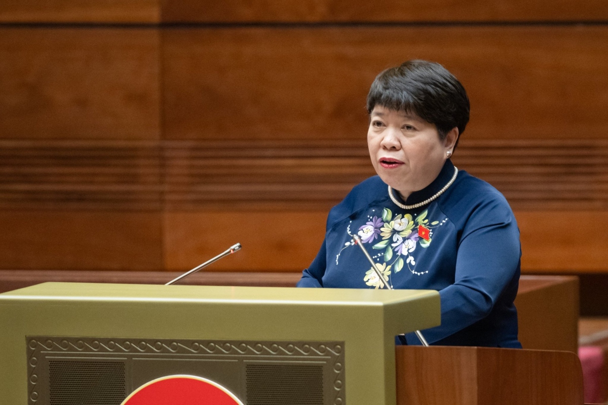 Chủ nhiệm Ủy ban Xã hội Nguyễn Thúy Anh trình bày báo cáo thẩm tra