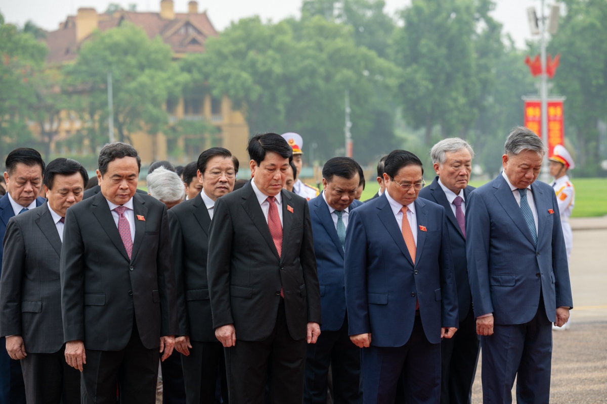 Lãnh đạo Đảng, Nhà nước và các vị đại biểu Quốc hội vào Lăng viếng Chủ tịch Hồ Chí Minh