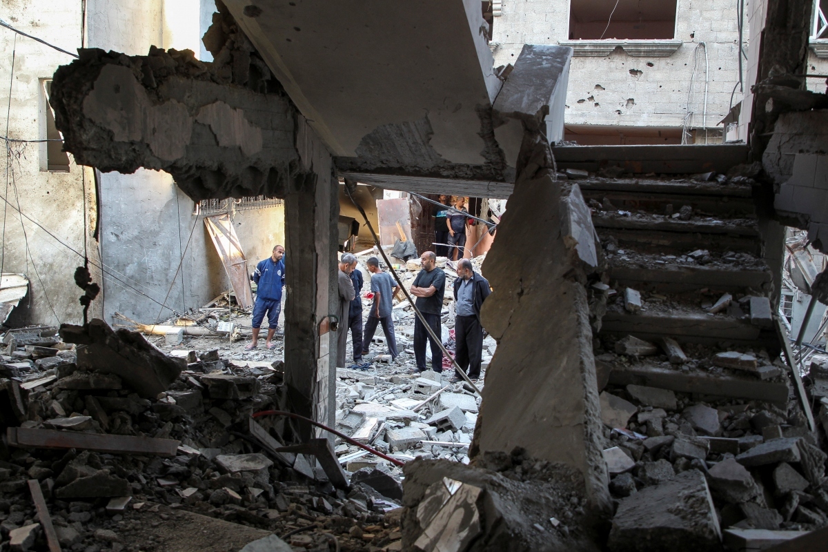Cảnh tượng sau cuộc không kích của Israel vào một ngôi nhà ở Rafah. Ảnh: Reuters