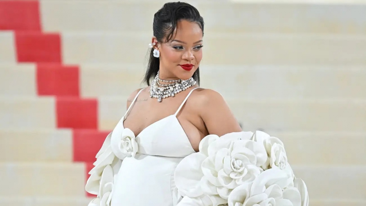 Năm nay, dù đã lên kế hoạch tham dự Met Gala 2024 nhưng Rihanna đã phải hủy bỏ lịch trình vì đang bị cảm cúm. 
Trước thềm Met Gala 2024, Rihanna từng nhá hàng về bộ cánh mình sẽ mặc. “Tôi sẽ mặc đồ đơn giản lắm, so với những gì tôi đã mặc trước đây”, cô chia sẻ. “Vì sao đơn giản ư? Vì tôi là mẹ rồi. Bận rộn lắm!”. Do đó, người hâm mộ chắc hẳn rất tiếc nuối khi không được thấy nữ thần tượng của mình diện trang phục độc đáo và ấn tượng đến Met Gala năm nay.