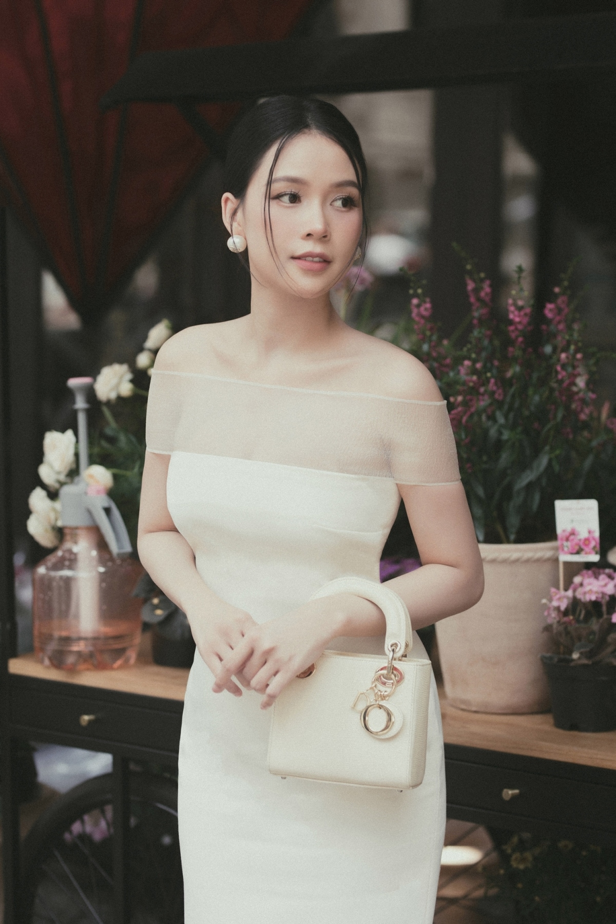 Một buổi hẹn hò cafe gần đây, Sam tranh thủ thực hiện bộ ảnh ghi lại hình ảnh sau ba tháng chào đón cặp sinh đôi đầu lòng. Bà mẹ hai con tự tin khoe dáng với đầm bó tôn ngực.