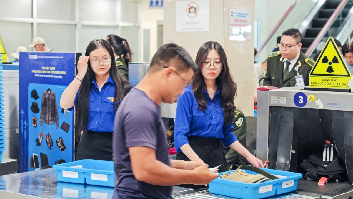 Đoàn viên thanh niên hỗ trợ phục vụ hành khách ở một số khâu (ảnh T.I.A)