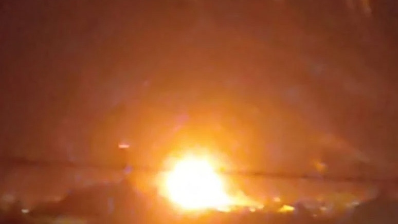 Đám cháy bùng phát ở sân bay Belbek. Ảnh: Astra