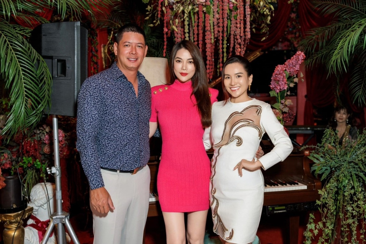 Trương Ngọc Ánh hội ngộ vợ chồng Bình Minh tại dạ tiệc ở TP.HCM. Cô trông gầy sọp nhờ giảm cân. Trương Ngọc Ánh cũng vừa trải qua lùm xùm liên quan tới tiền bạc.