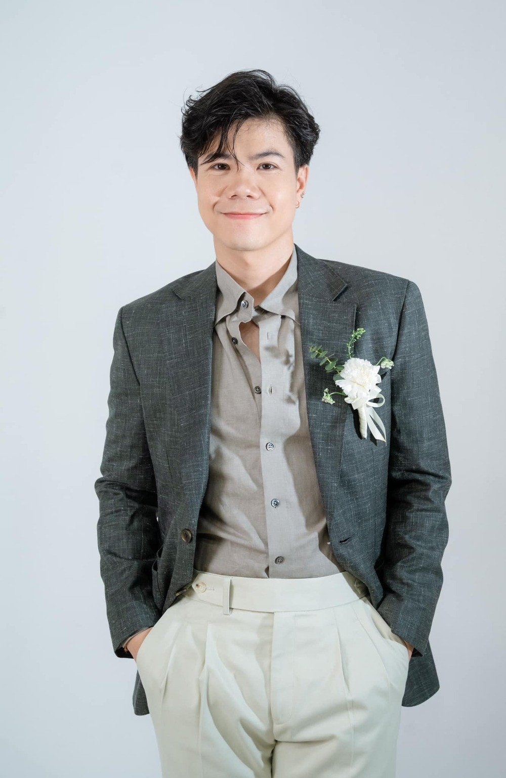 Đinh Mạnh Ninh mặc vest cài hoa, nhiều người khen đẹp trai như chú rể.